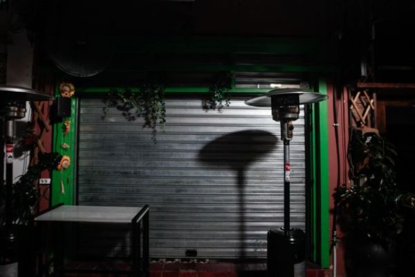 Αγωνία στο λιανεμπόριο, απόγνωση στην εστίαση: Εκατοντάδες χιλιάδες θέσεις εργασίας στον «αέρα»