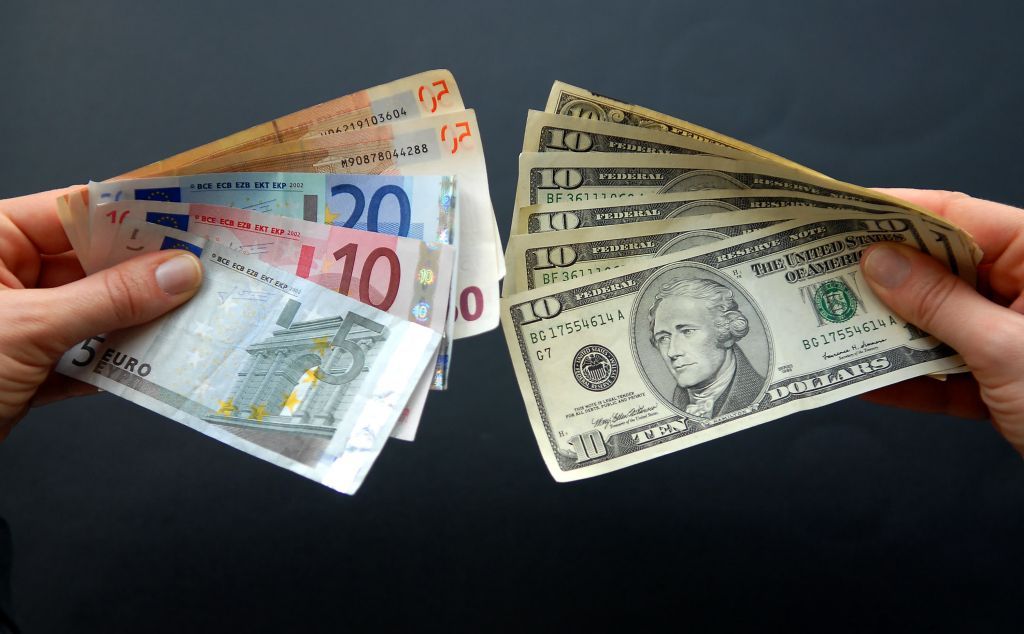 Ευρώ vs δολάριο : Η «τιτανομαχία» των νομισμάτων και οι σχέσεις ΗΠΑ – Ε.Ε.