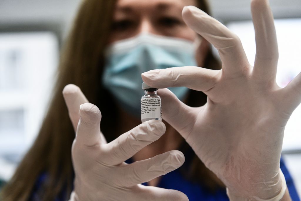 Κοροναϊός : Είναι επικίνδυνη η απόφαση της Βρετανίας να… συνδυάσει διαφορετικά εμβόλια;