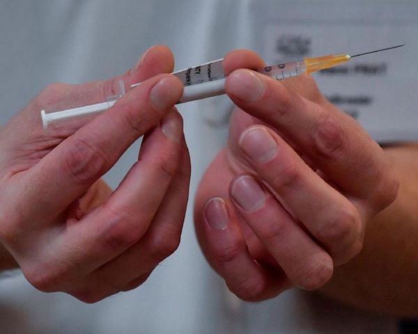 Γαλλία, ο μεγάλος ασθενής της Ευρώπης στους εμβολιασμούς