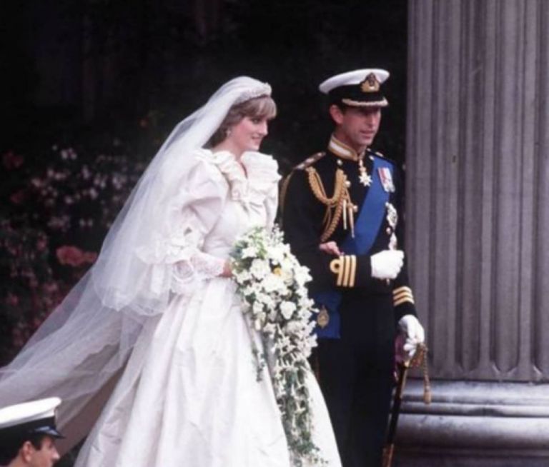 Στα «μαχαίρια» οι σχεδιαστές του νυφικού της Νταϊάνα για την αυθεντικότητα του