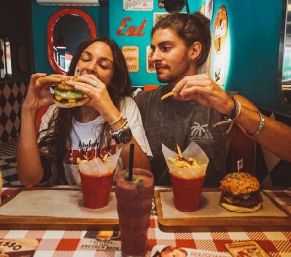 Όταν ο σύντροφός σας σαμποτάρει τη δίαιτά σας