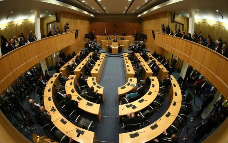 Κύπρος : Σε περιπέτειες αν δεν ψηφιστεί πάλι ο προϋπολογισμός, λέει ο ΥΠΟΙΚ