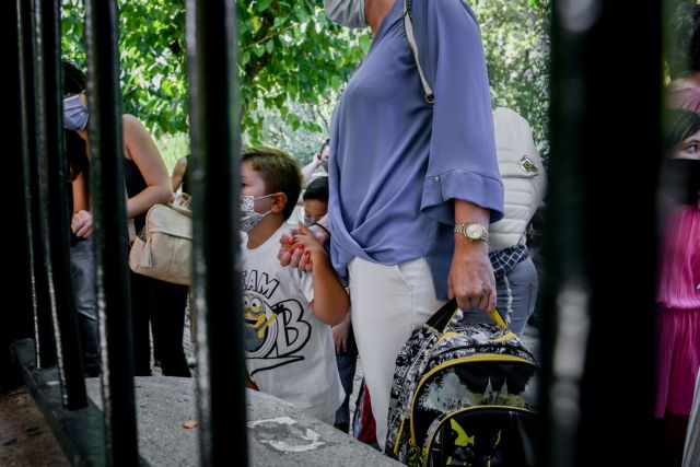 Lockdown : Με ποιον κωδικό στο 13033 θα πηγαίνουν οι γονείς τα παιδιά στο σχολείο