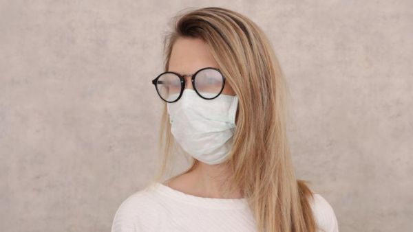 Με αυτό το τρικ δεν θα ξαναθολώσουν τα γυαλιά σας φορώντας μάσκα