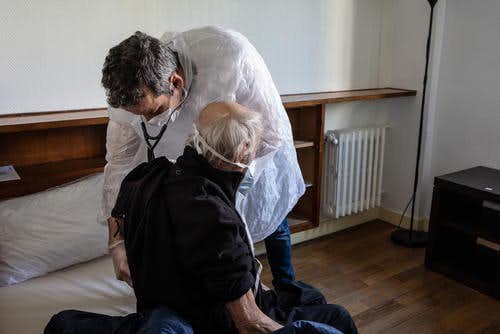 Κοροναϊός - Γαλλία : Έκκληση για βοήθεια από γηροκομείο - Ασθένησαν σχεδόν όλοι οι ηλικιωμένοι και οι εργαζόμενοι