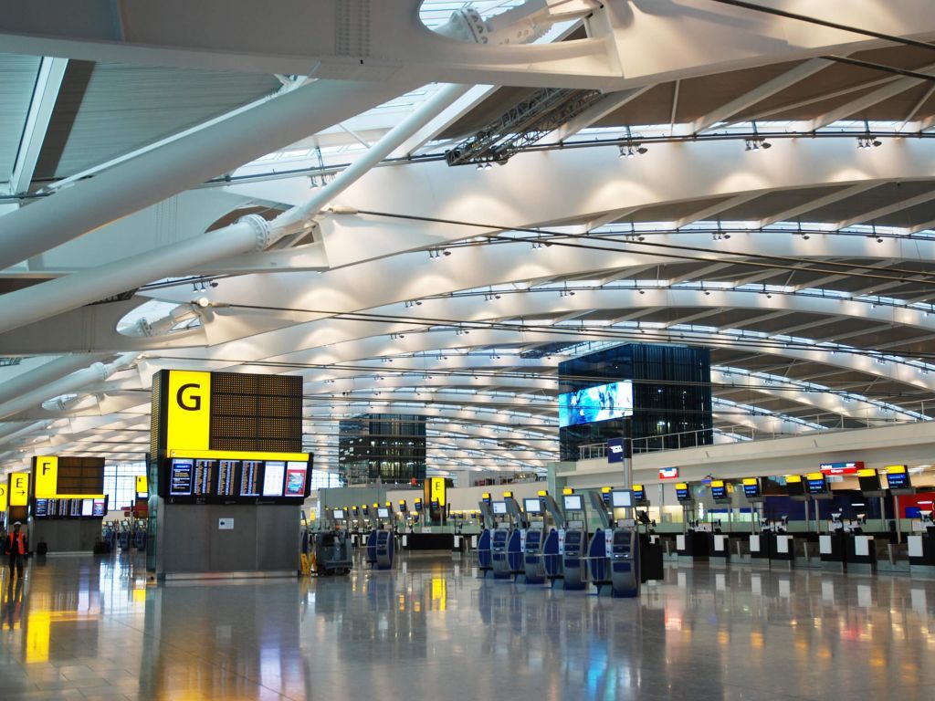 Βρετανία: Πτώση 73% της επιβατικής κίνησης στο Heathrow