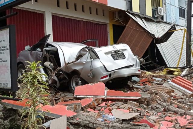 Τραγωδία στην Ινδονησία από σεισμό 6,2 Ρίχτερ : Πολλοί νεκροί, εκατοντάδες τραυματίες και παγιδευμένοι
