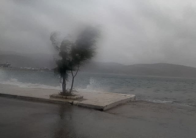 H κακοκαιρία «σαρώνει» τη χώρα: Χιονοκαταιγίδα στη Ροδόπη – Καταστροφές στην Κεντρική Ελλάδα