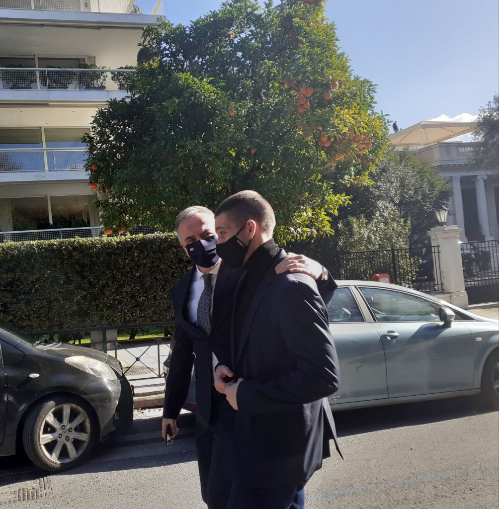 Oρκωμοσία με τον γιο του