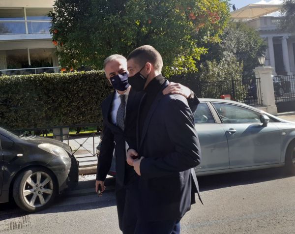 Oρκωμοσία με τον γιο του