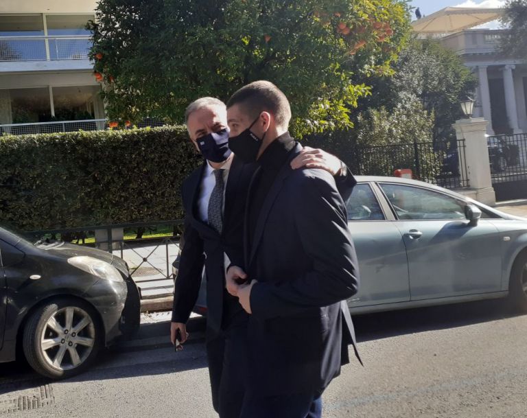 Oρκωμοσία με τον γιο του