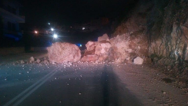 Σεισμός 4,7 Ρίχτερ στη Φωκίδα : Μικρή κατολίσθηση στην Εθνική Οδό