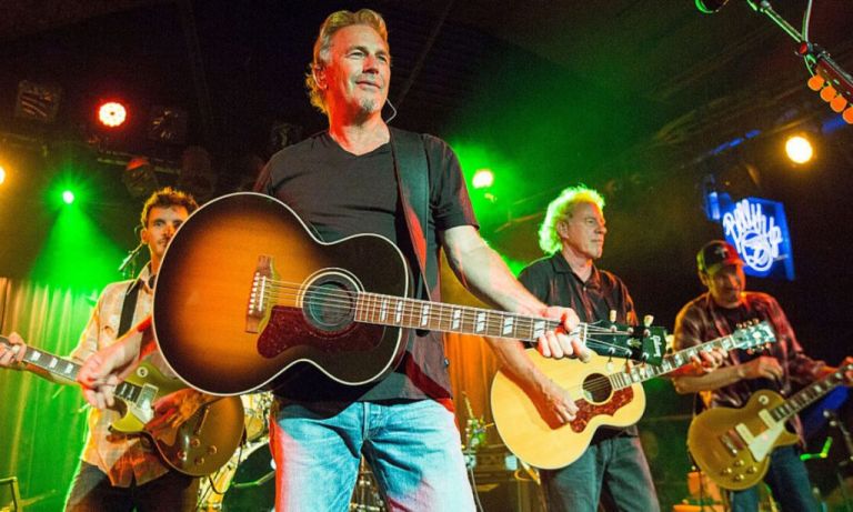 Κέβιν Κόστνερ: Με την μπάντα του στο line up του φεστιβάλ Outlaws & Legends