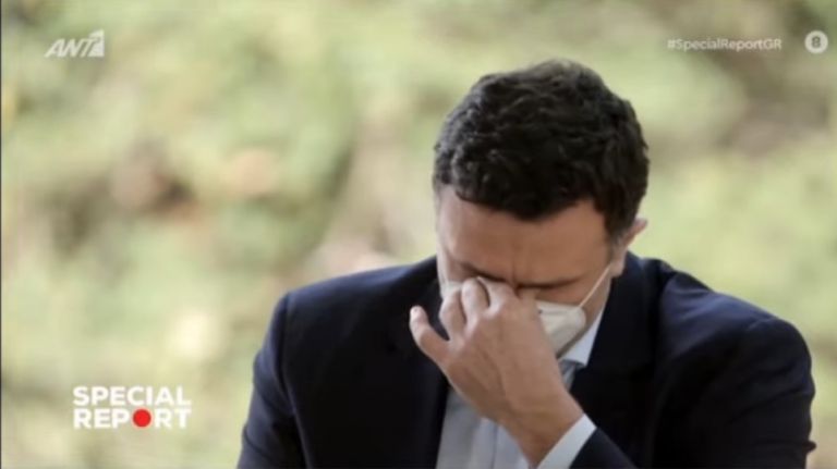Η στιγμή που ο Βασίλης Κικίλιας «λυγίζει» on camera για τους υγειονομικούς