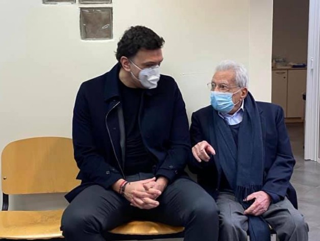 Κικίλιας : Δίπλα στον Πέτρο Μολυβιάτη που εμβολιάστηκε στο ΚΑΤ