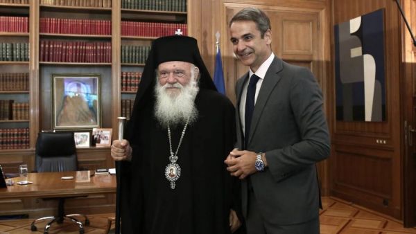 Θεοφάνεια : Ξεσπά πόλεμος μεταξύ Εκκλησίας και κυβέρνησης