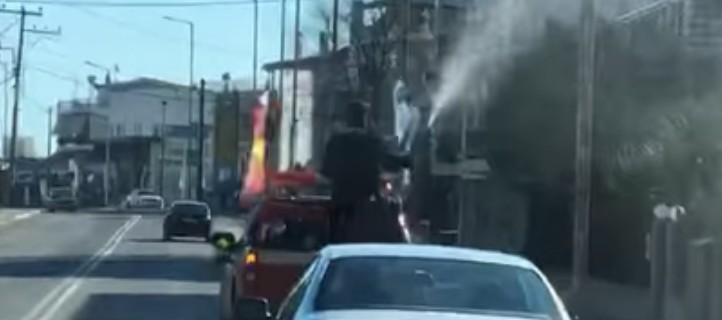 Θεοφάνια : Ιερέας «αγιάζει» χωριό της Λαμίας με… υδροφόρα