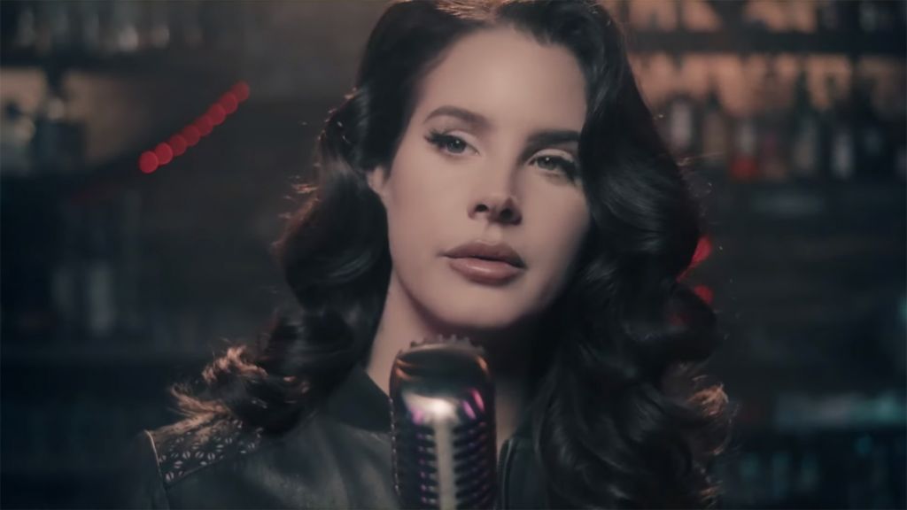 Λάνα Ντελ Ρέι: Aποκάλυψε το εξώφυλλο του νέου της άλμπουμ και έσπευσε να απολογηθεί