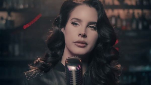 Λάνα Ντελ Ρέι: Aποκάλυψε το εξώφυλλο του νέου της άλμπουμ και έσπευσε να απολογηθεί