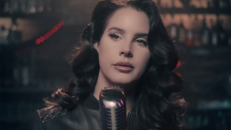 Λάνα Ντελ Ρέι: Aποκάλυψε το εξώφυλλο του νέου της άλμπουμ και έσπευσε να απολογηθεί