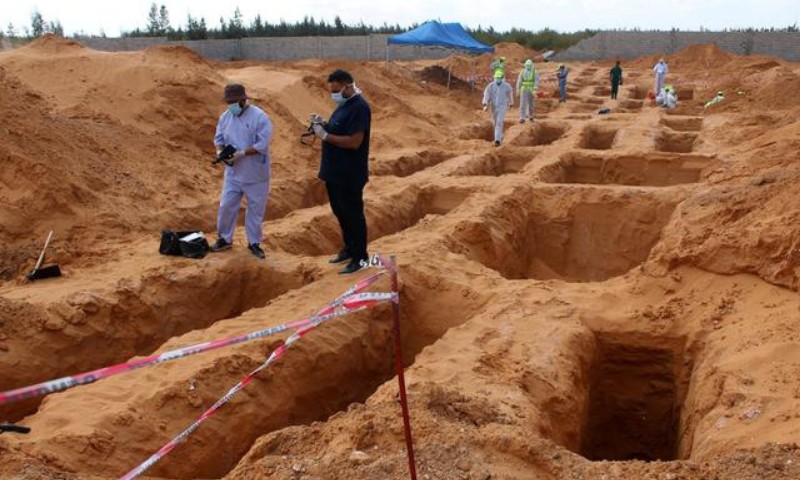 Λιβύη : Ανασύρουν συνεχώς πτώματα από τους ομαδικούς τάφους της Ταρχούνα