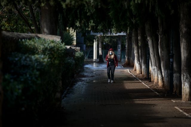 Κοροναϊός : Τρίτο σφοδρό κύμα προεξοφλούν οι ειδικοί - Στον αέρα η άρση του lockdown