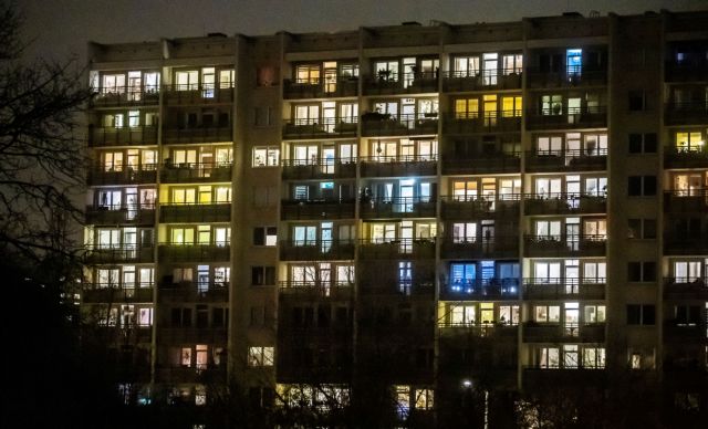 H Eυρώπη ξεστολίζει και ξανακλείνεται στο σπίτι υπό το φόβο του τρίτου κύματος