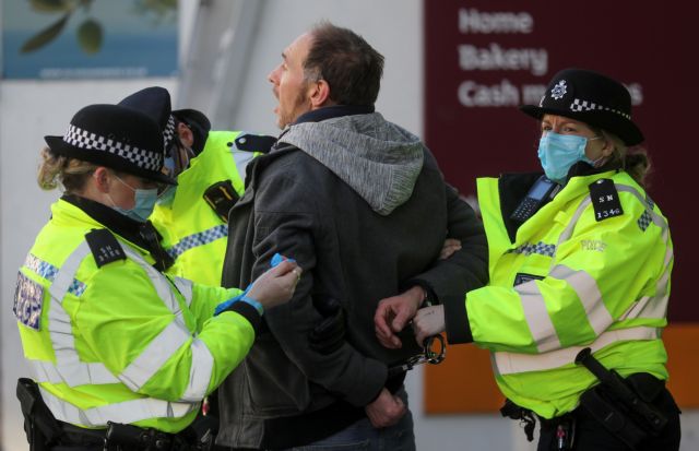 Εντατικοί έλεγχοι στη Βρετανία για την εφαρμογή του lockdown – Ανησυχία στο Βέλγιο για τη μετάλλαξη του ιού