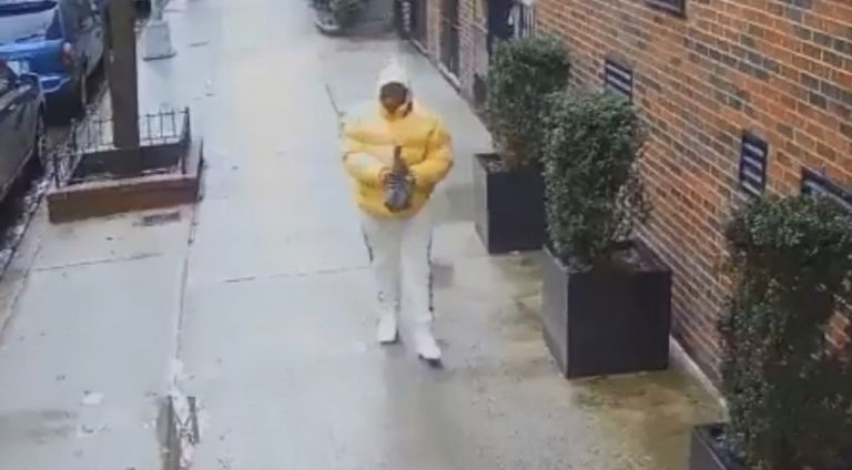 ΗΠΑ : Παρίστανε τον ντελιβερά και βίασε κοπέλα μέσα στο σπίτι της