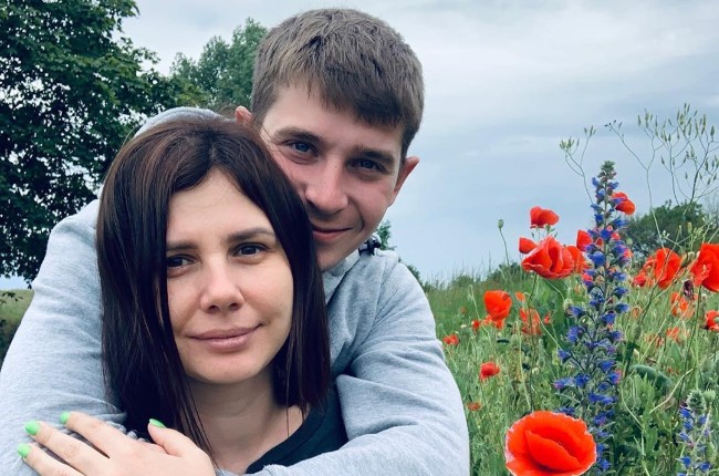 Μια ευτυχισμένη οικογένεια: Influencer γέννησε το παιδί του υιοθετημένου της γιου