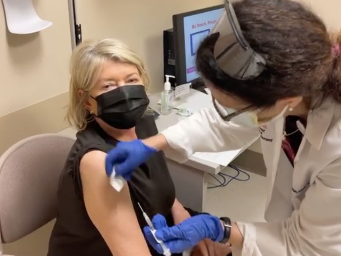 Μάρθα Στιούαρτ : Απαντά στις κατηγορίες για το «πρόωρο» εμβόλιο