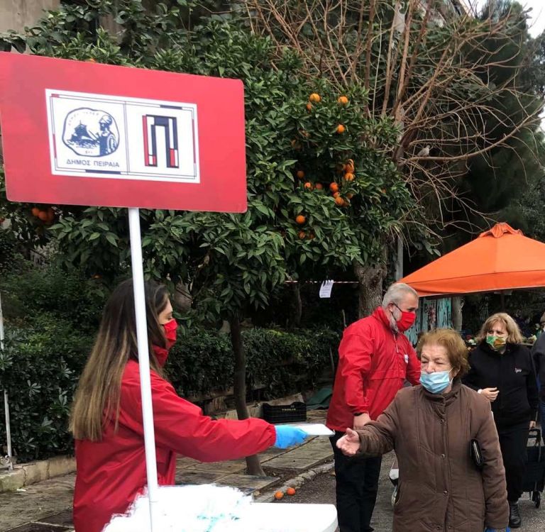 Κοροναϊός : Ο Δήμος Πειραιά πρόσφερε στους πολίτες 100.000 μάσκες