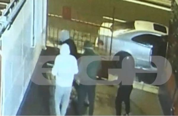 Βίντεο – ντοκουμέντο του MEGA: Συμμορία ανηλίκων λεηλατεί επιχείρηση με βαριοπούλες