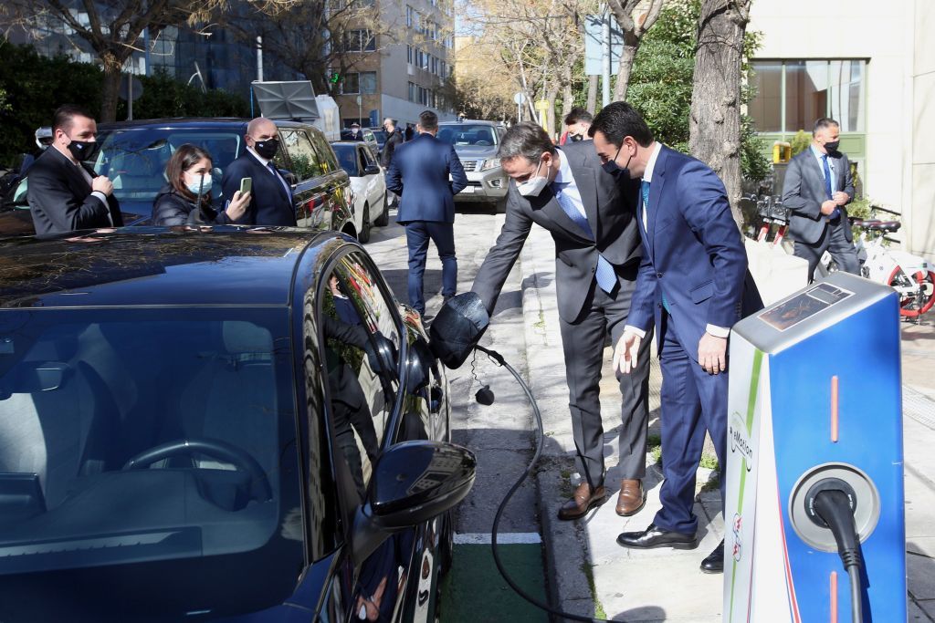 Το υπουργείο Περιβάλλοντος και Ενέργειας επισκέφτηκε ο Μητσοτάκης – Πήγε με το ηλεκτροκίνητο αυτοκίνητό του