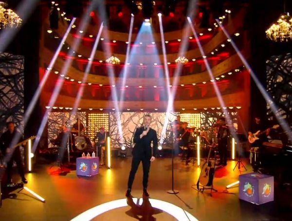 Ο Μιχάλης Χατζηγιάννης «κλέβει» την… σκανδάλη