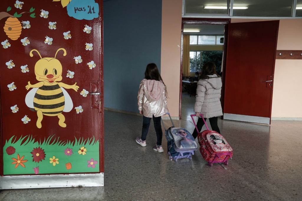 Κοροναϊός : Τα παιδιά του δημοτικού έχουν μόλις το 1/16 του ιικού φορτίου των 80άρηδων, δείχνει ολλανδική μελέτη