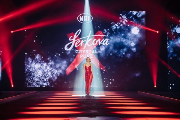 Ξεκίνησε το MadWalk 2020: Το show που «παντρεύει» τη μόδα με τη μουσική – Η λαμπερή έναρξη