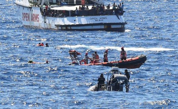 Open Arms : Αναζητεί λιμάνι για 265 διασωθέντες μετανάστες στην κεντρική Μεσόγειο