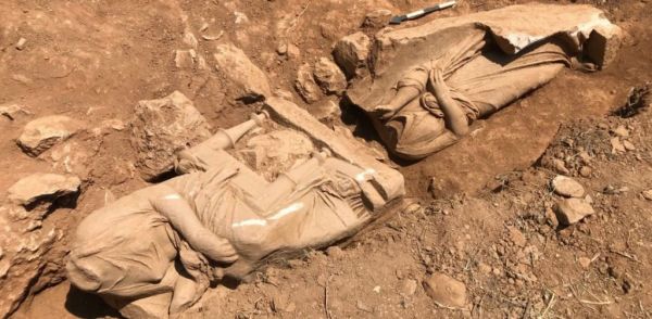 Ανακάλυψη στην Παιανία: Επιτύμβιο μνημείο με δυο γυναικείες μορφές