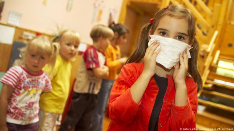 Πανδημία : Μείωση… των ιώσεων λόγω μέτρων – Αύξηση της μηνιγγοεγκεφαλίτιδας λόγω… τσιμπουριών