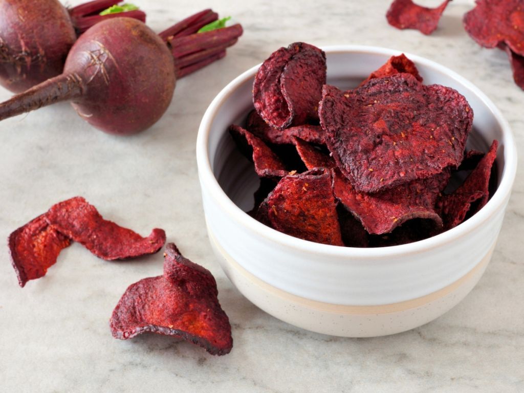 Ελαφριά και νόστιμα chips από παντζάρι