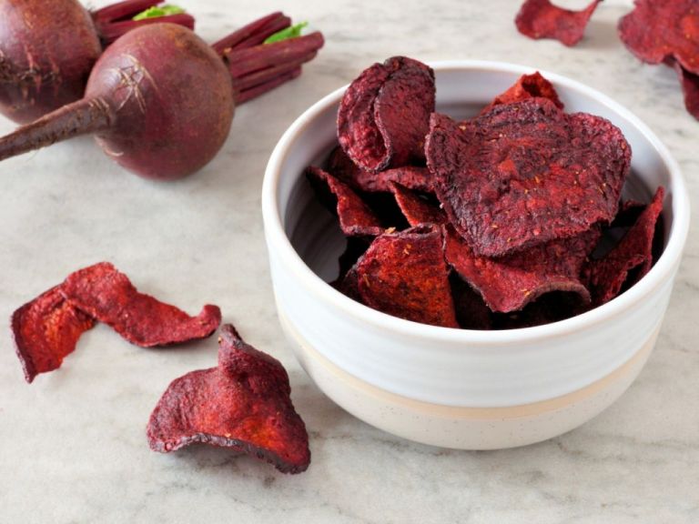 Ελαφριά και νόστιμα chips από παντζάρι