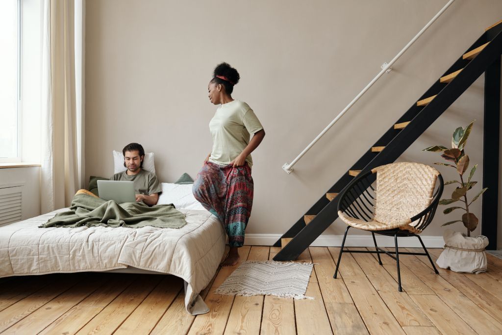 H δουλειά στο κρεβάτι βλάπτει τον ύπνο και το σεξ- Τι μπορείς να κάνεις