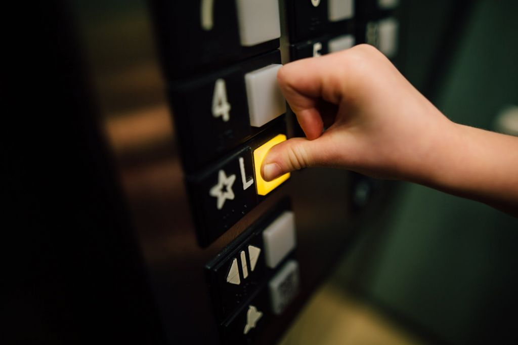 Νέα τεχνολογία επιτρέπει πάτημα κουμπιών στο ασανσέρ, χωρίς καθόλου άγγιγμα