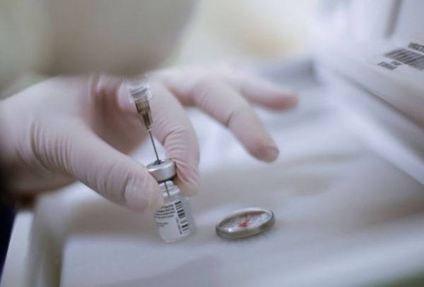Εμβόλιο : Καθησυχάζει η Κομισιόν ότι οι δόσεις που αναμένονται από την Pfizer θα παραδοθούν κανονικά