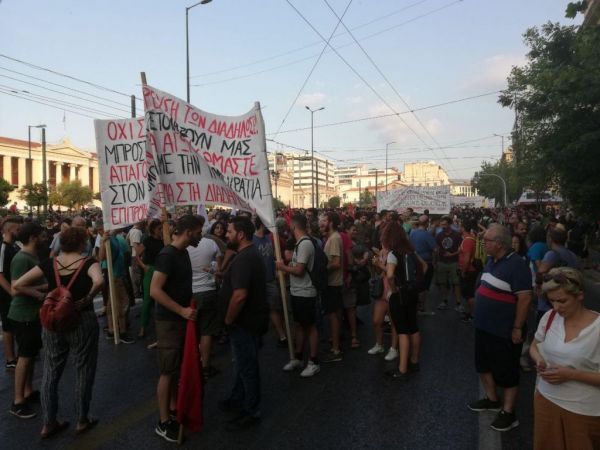 Πέρα από τον νόμο και την τάξη