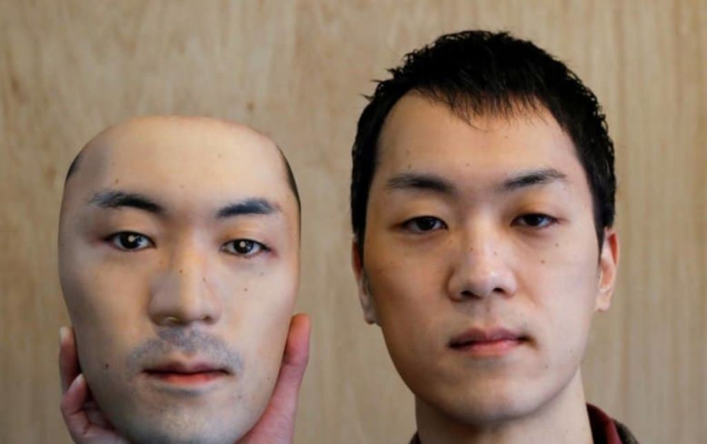 Φορώντας για μάσκα… το πρόσωπο κάποιου άλλου