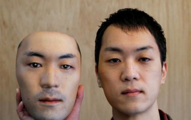 Φορώντας για μάσκα… το πρόσωπο κάποιου άλλου