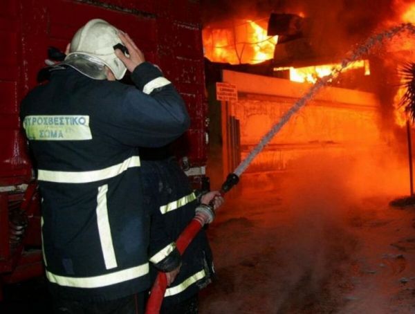 Συναγερμός στα Σεπόλια : Καίγεται ολοσχερώς ισόγειο κτίριο – Στο πόδι η γειτονιά
